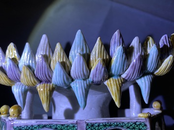 Un groupe en biscuit &eacute;maill&eacute; vert figurant Guanyin &agrave; l'enfant sur tr&ocirc;ne de lotus, Kangxi